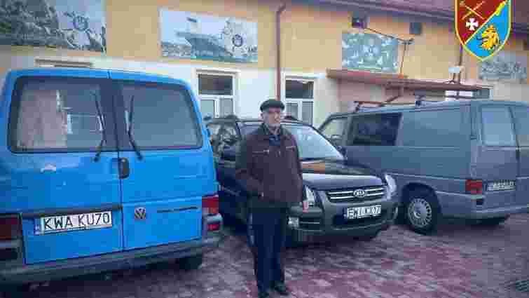Батько загиблого снайпера з Львівщини купив три автомобілі для ЗСУ Батько загиблого снайпера з Львівщини купив три автомобілі для ЗСУ