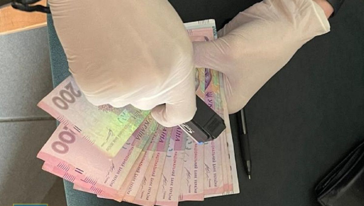 Двох начальників відділів міграційної служби Львівщини викрили на хабарях