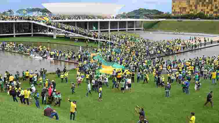 У Бразилії прихильники екс-президента штурмували урядові будівлі