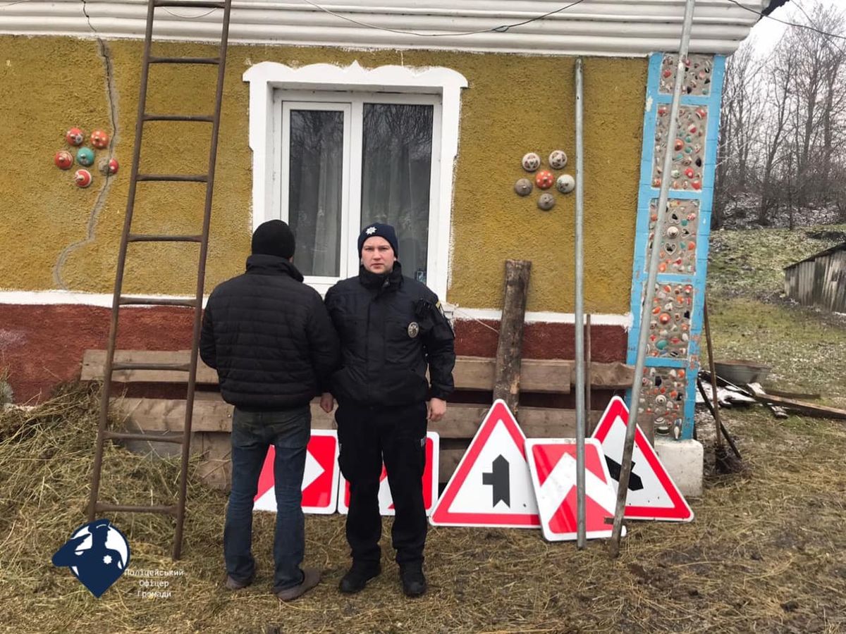 47-річний чоловік 10 днів поспіль викрадав дорожні знаки у своєму селі