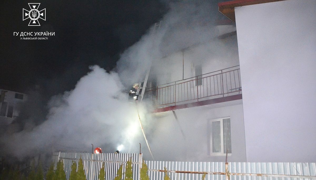 У Винниках через пожежу в гаражі ледь не згорів житловий будинок