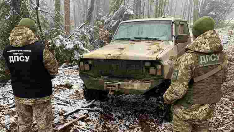 У лісі на Буковині прикордонники пострілами зупиняли контрабандистів на позашляховику