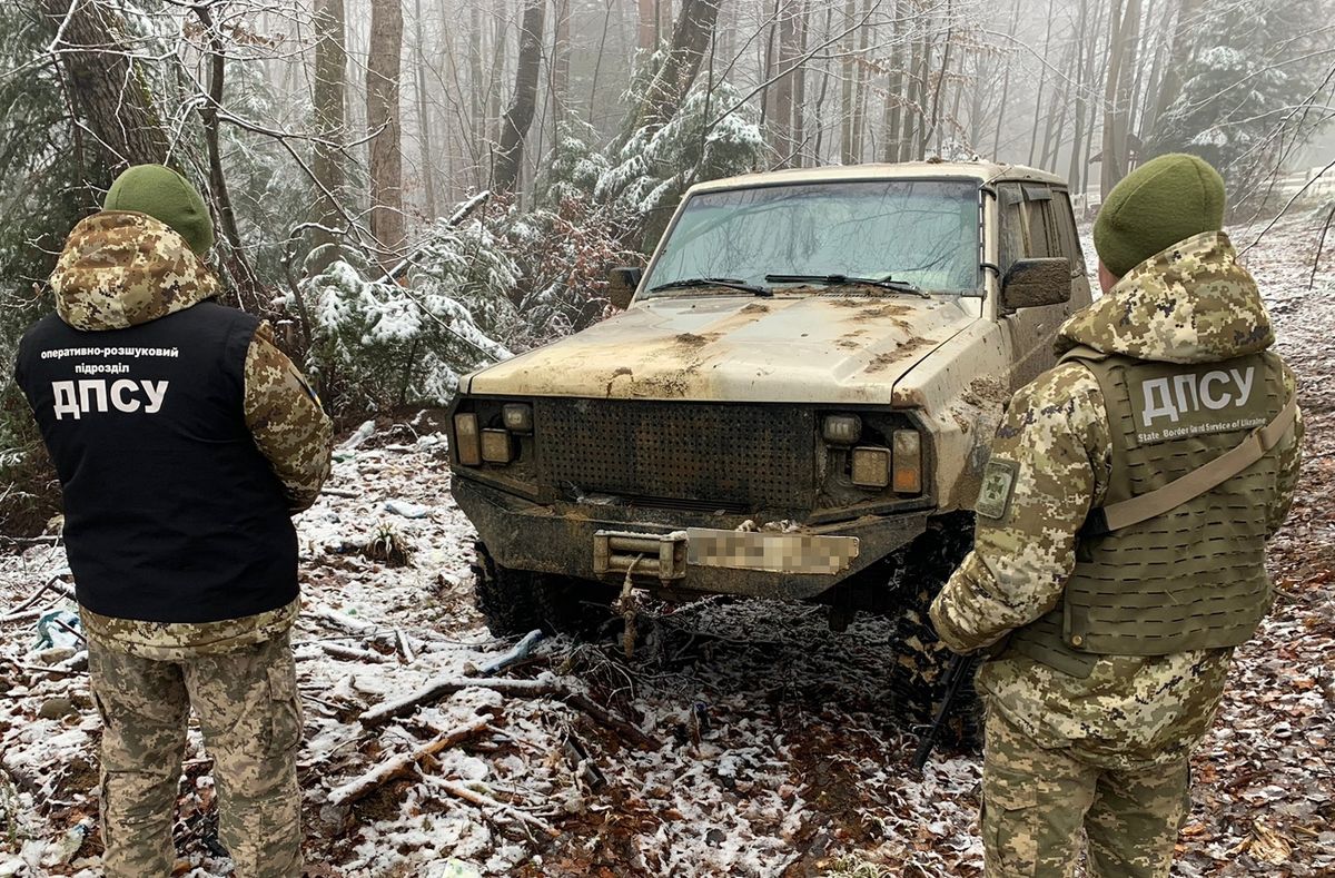 У лісі на Буковині прикордонники пострілами зупиняли контрабандистів на позашляховику