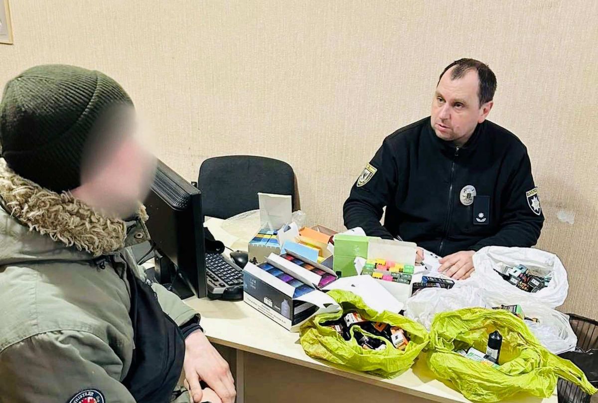 21-річного мешканця Франківська затримали за продаж електронних сигарет школярам