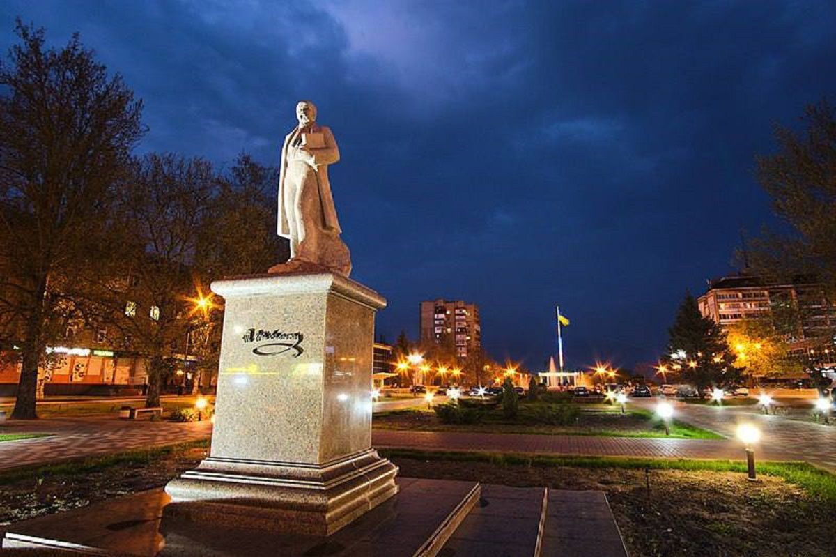 Росіяни демонтували пам’ятник Тарасу Шевченку в окупованому Мелітополі