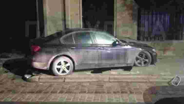 П’яний водій BMW протаранив браму Личаківського цвинтаря у Львові