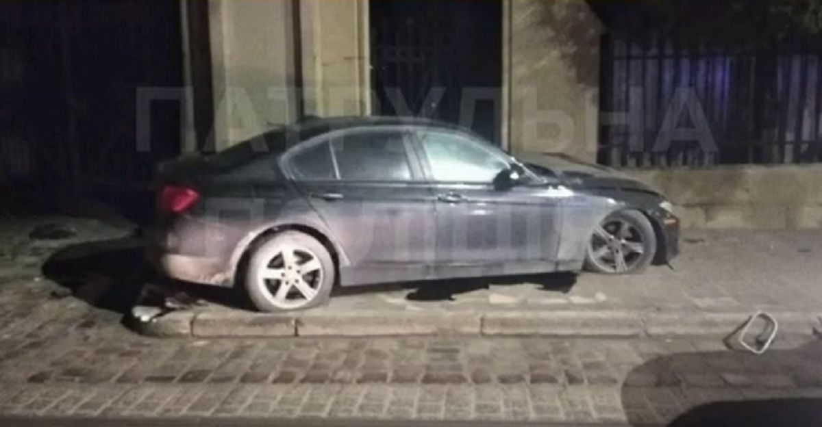 П’яний водій BMW протаранив браму Личаківського цвинтаря у Львові