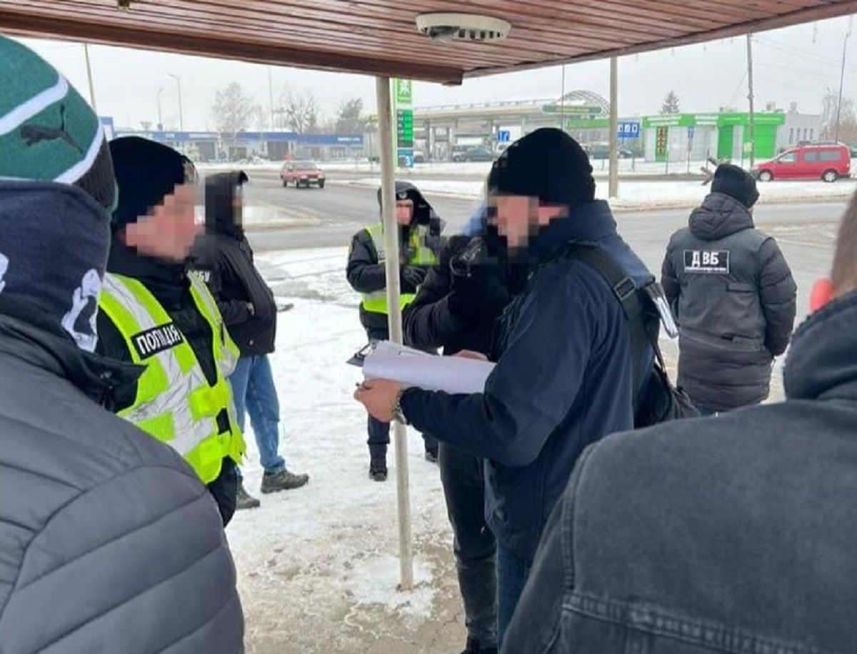 Патрульного поліцейського в Сарнах затримали на хабарі в $600 