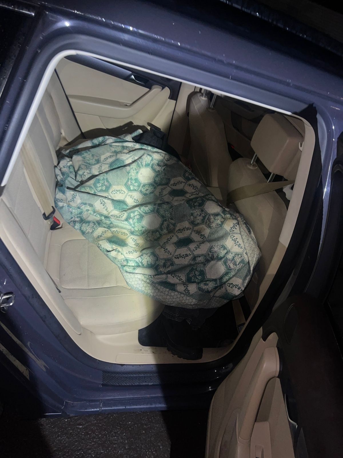 19-річна дівчина намагалася вивезти ухилянта в авто під ковдрою