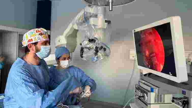 Нейрохірурги Львова видалили через ніс п'ятисантиметрову пухлину мозку 