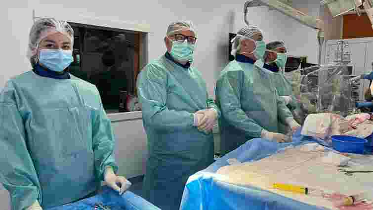 Львівські кардіохірурги без розрізу грудини замінили пацієнту клапан серця 