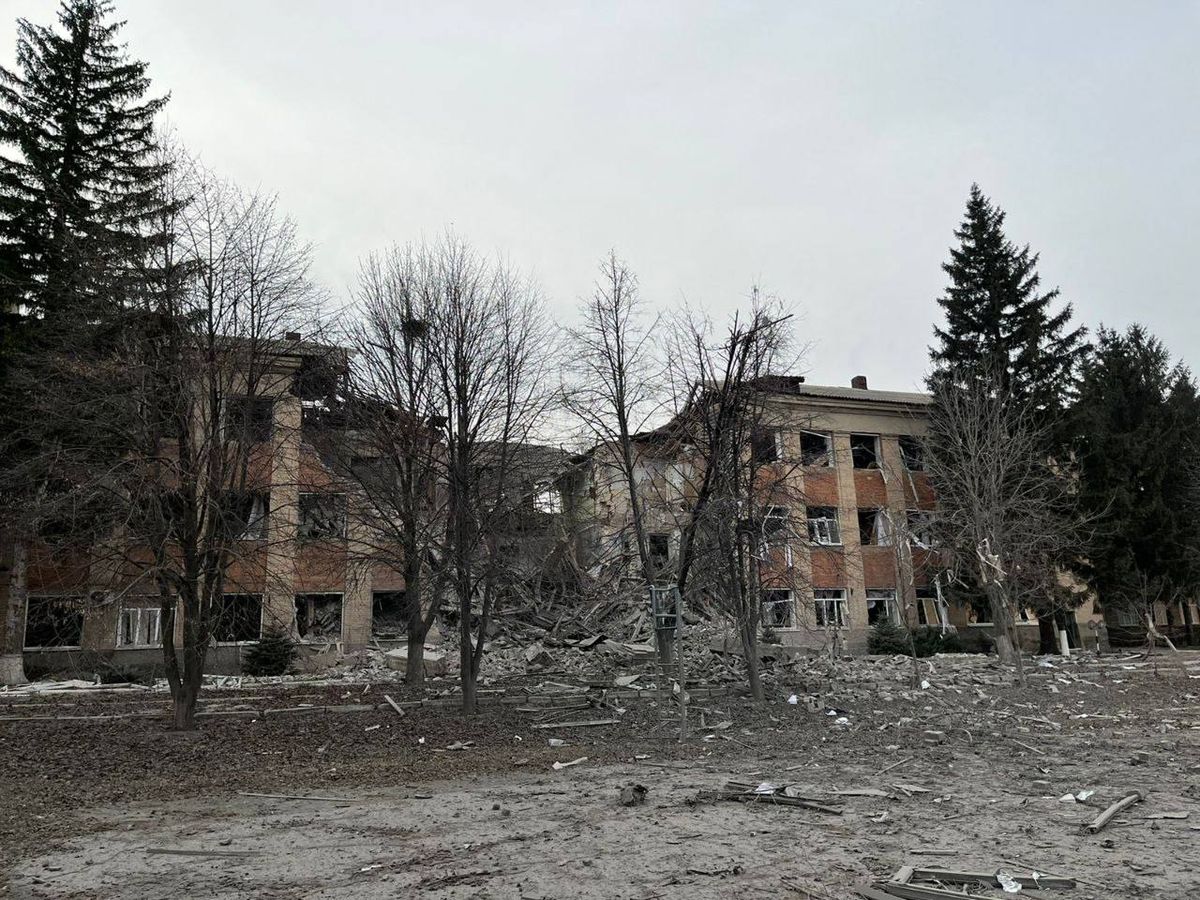 Росіяни ракетним ударом зруйнували коледж у Куп’янську