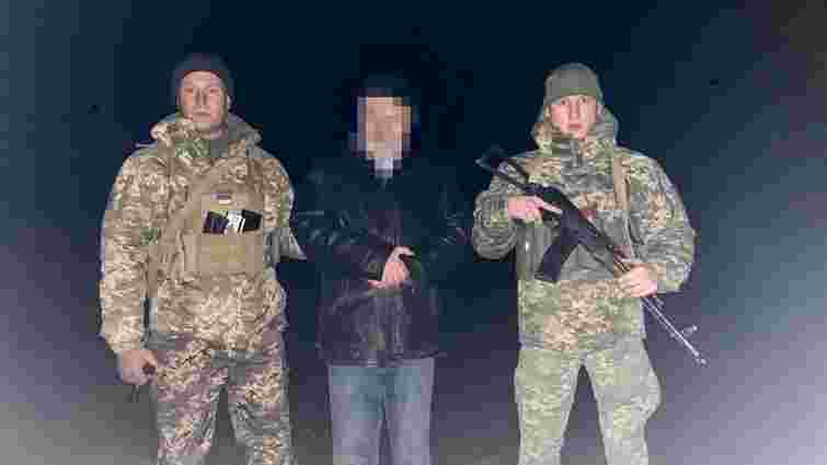 Українець під час незаконної втечі до Молдови впав у триметровий рів