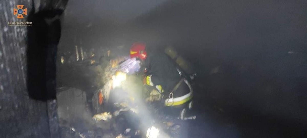 Залишена на ніч свічка спричинила пожежу у дерев'яному будинку у Верховині