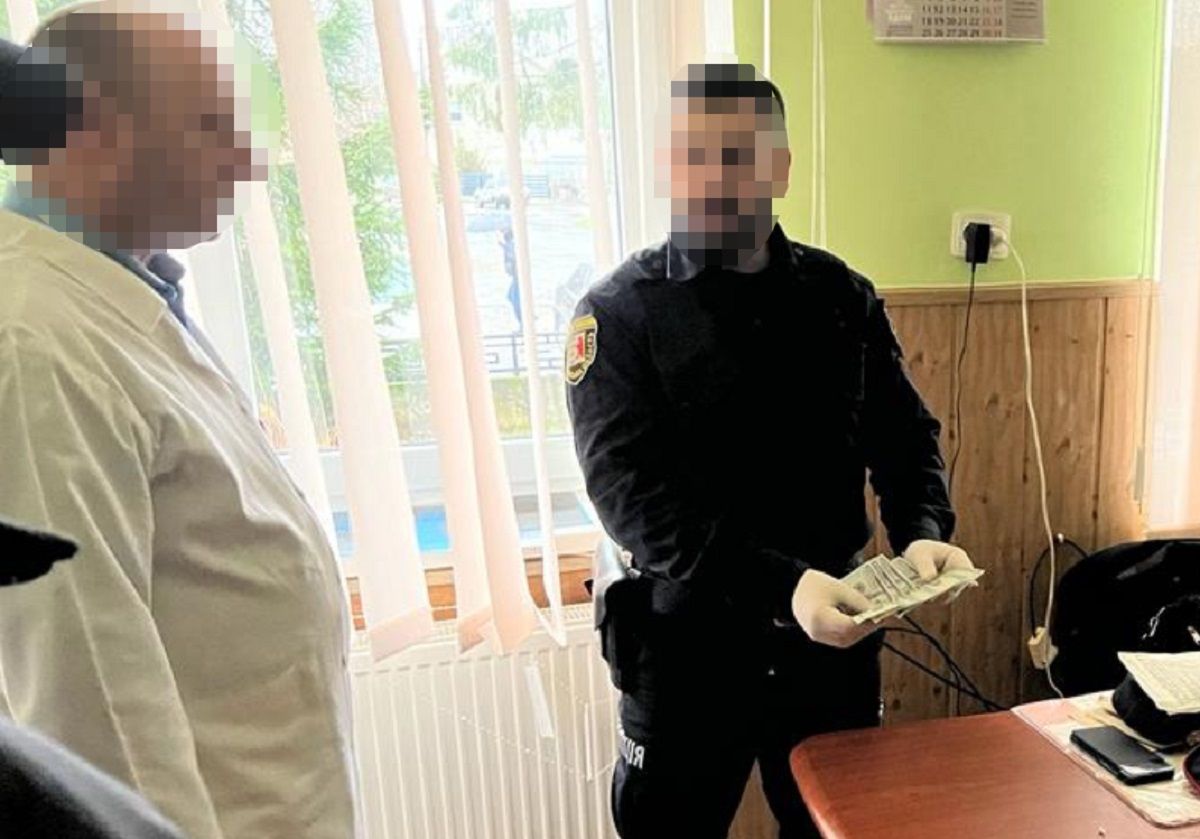 Закарпатського лікаря затримали на $500 хабара за оформлення інвалідності 