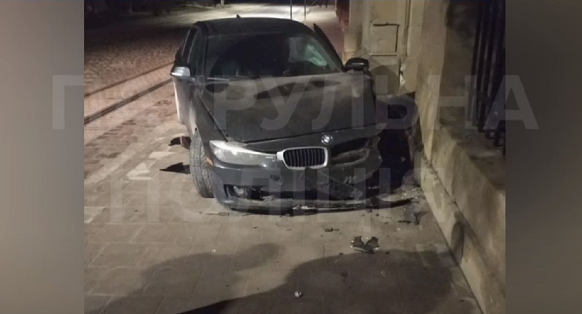 Браму Личаківського цвинтаря на BMW протаранив п’яний директор львівської фірми