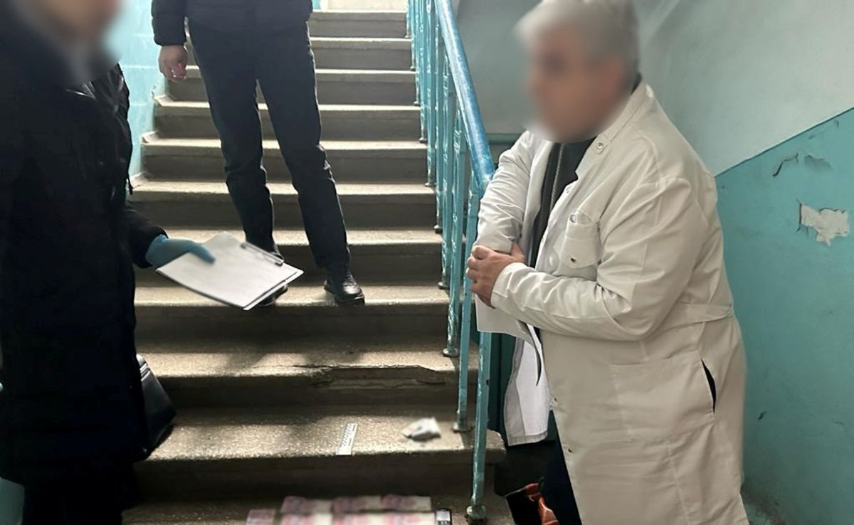 Лікаря з Чернівців затримали на хабарі за довідку про непридатність до армії