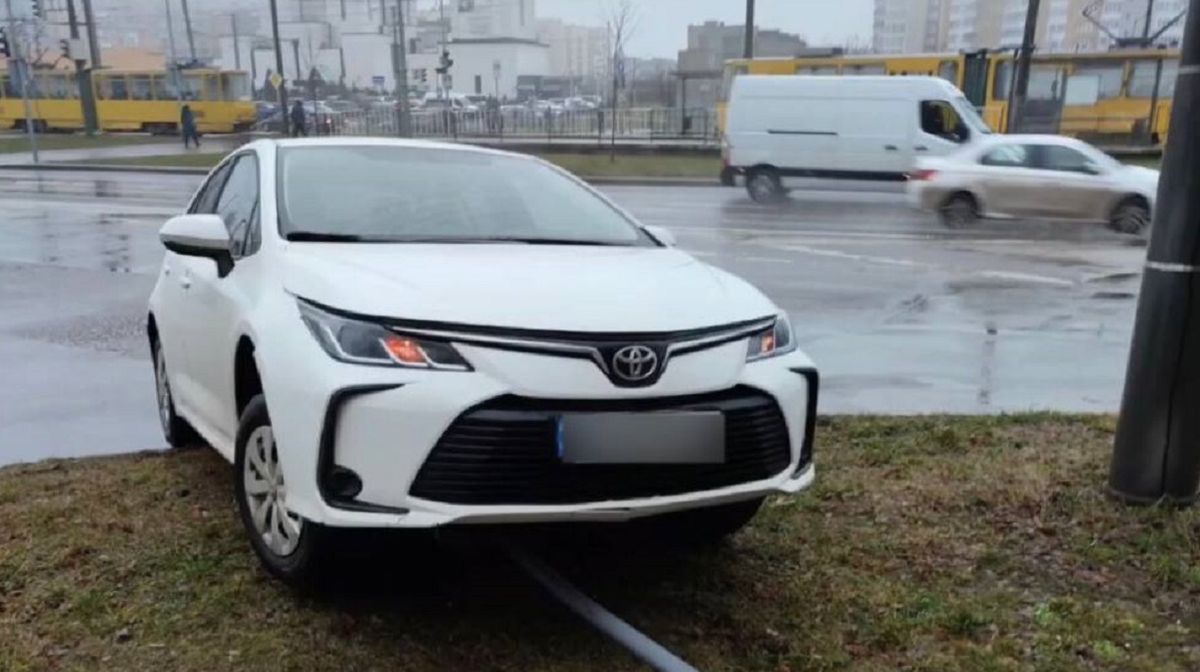 18-річний п’яний водій Toyota Corolla збив стовп на Сихові