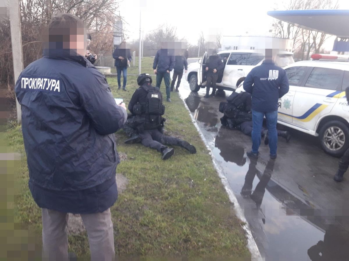 Двох патрульних з Волині затримали за продаж психотропів та вимагання хабарів