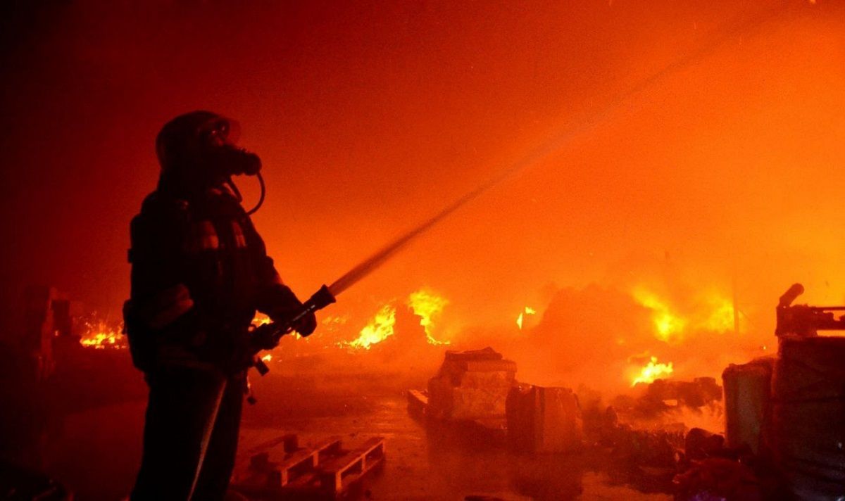У промисловій зоні на Рясному виникла масштабна пожежа