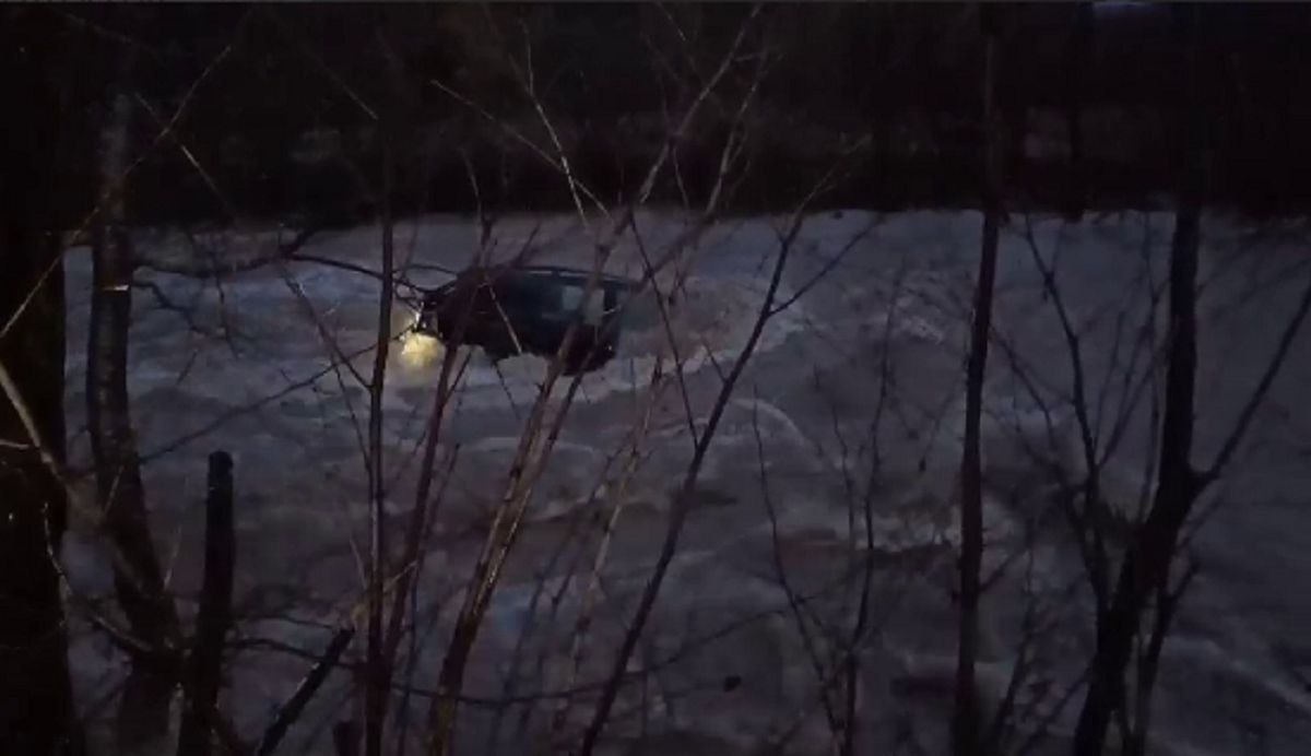 Автомобіль з двома людьми зірвався з дороги в річку на Закарпатті
