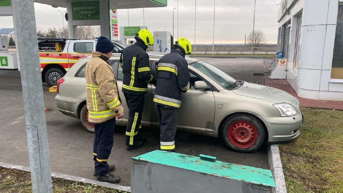 У припаркованому біля рівненської АЗС авто виявили мертвого іноземця
