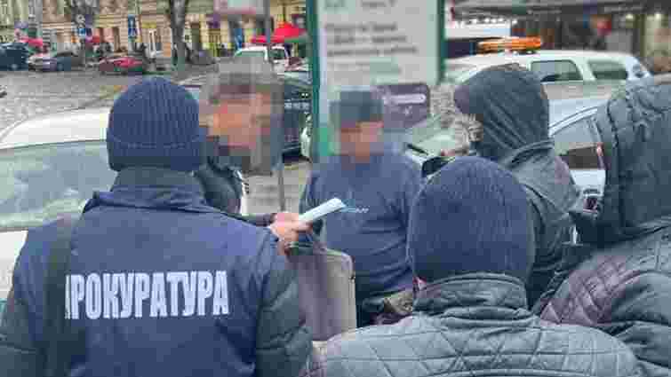 Львівського патрульного затримали на хабарі у 3,5 тис. доларів  за ухилення від мобілізації