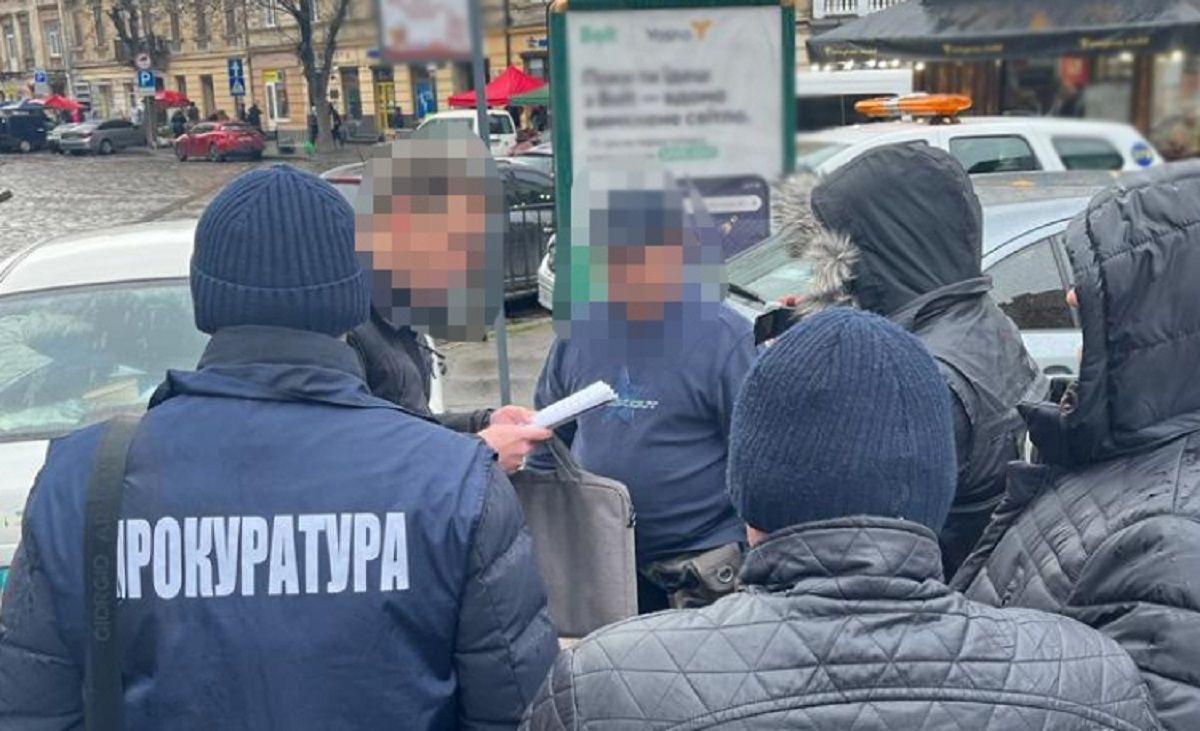 Львівського патрульного затримали на хабарі у 3,5 тис. доларів  за ухилення від мобілізації