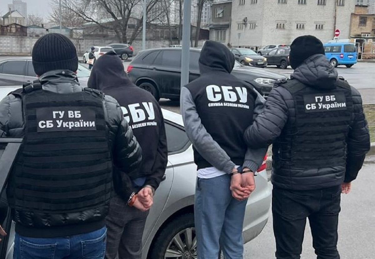Двоє киян за 10 тисяч доларів продавали росіянам фальшиві українські паспорти
