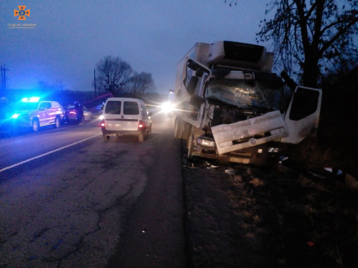 Четверо людей постраждали внаслідок ДТП з автобусом і вантажівкою у Рогатині
