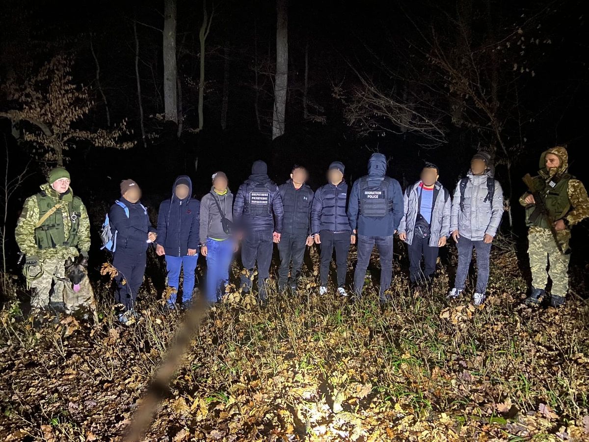 У лісі під Ужгородом прикордонники затримали сімох нелегалів з Непалу