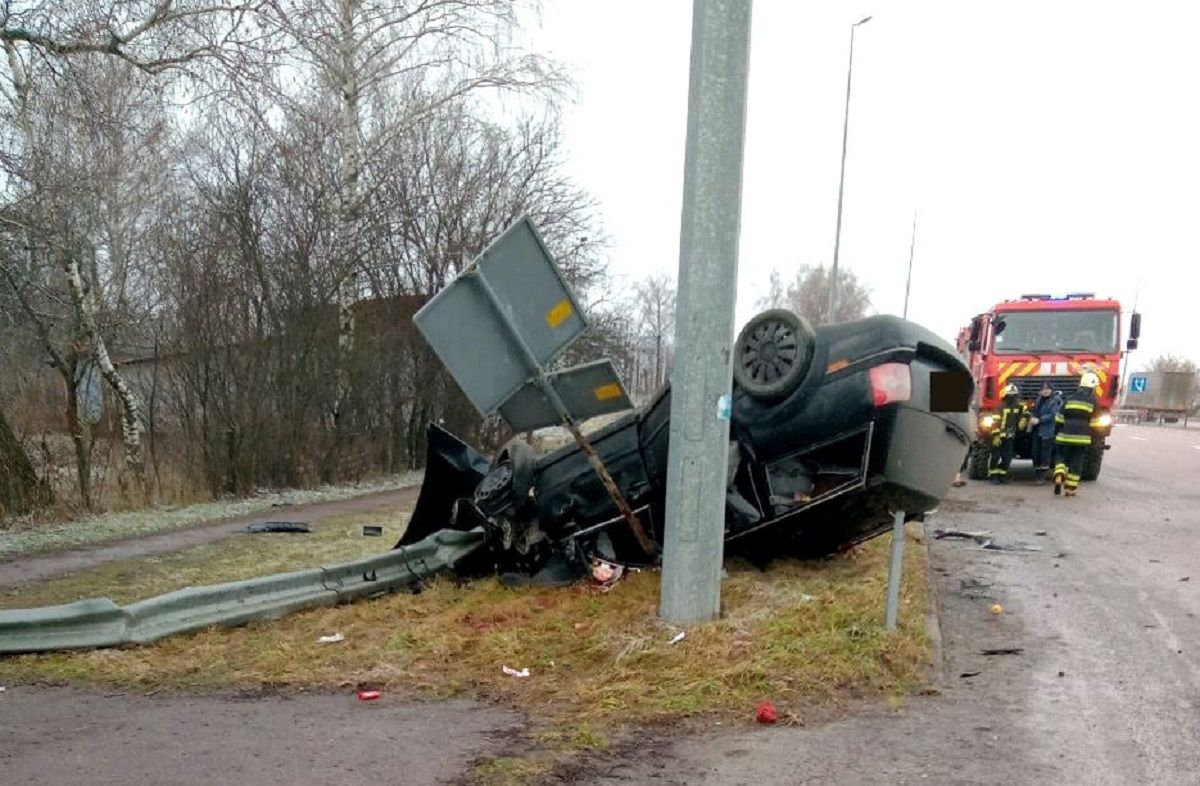 Двоє людей загинули внаслідок перекидання легковика на трасі «Київ-Чоп»