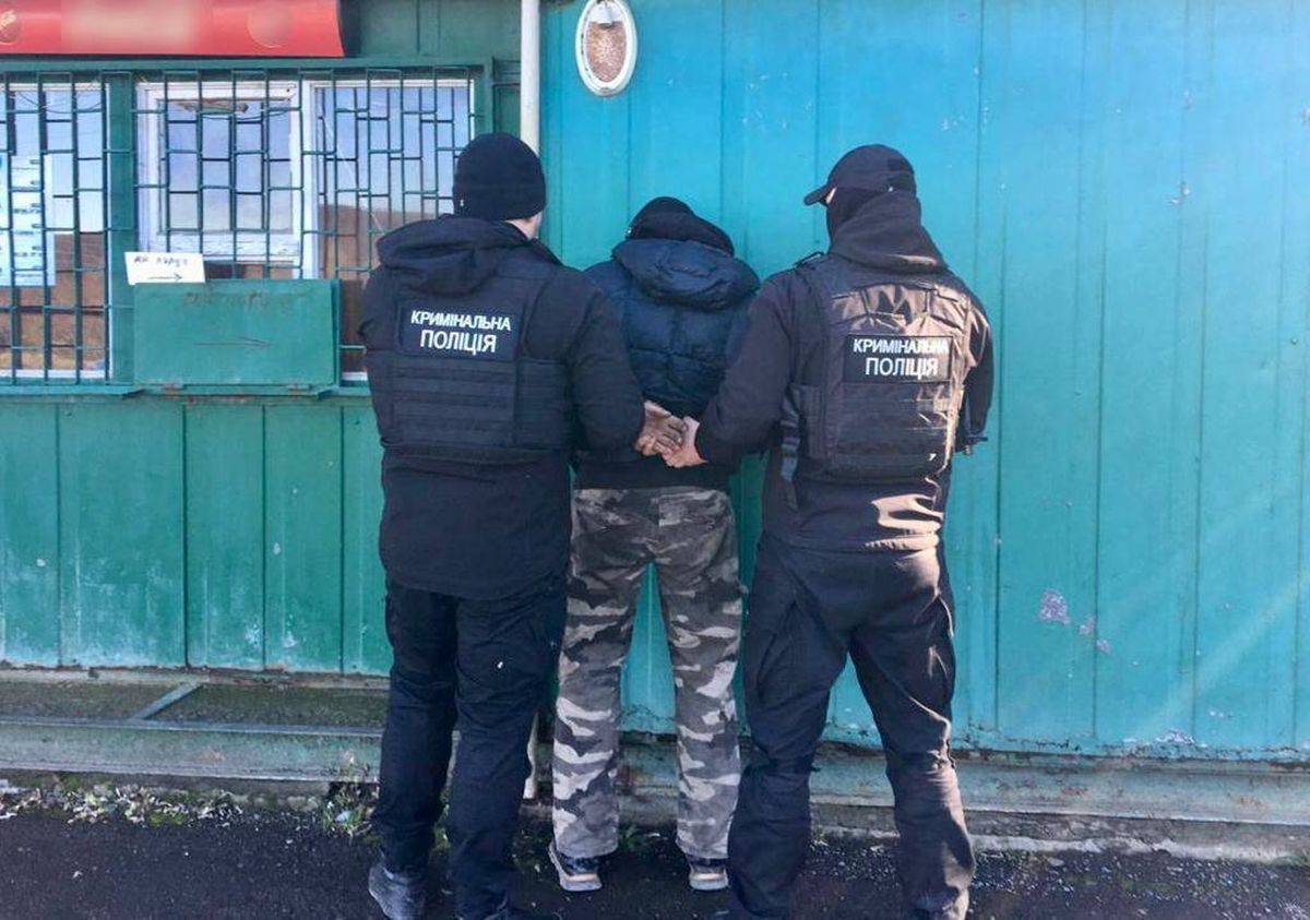 Поліція затримала 33-річного мешканця Ужгорода за торгівлю зброєю