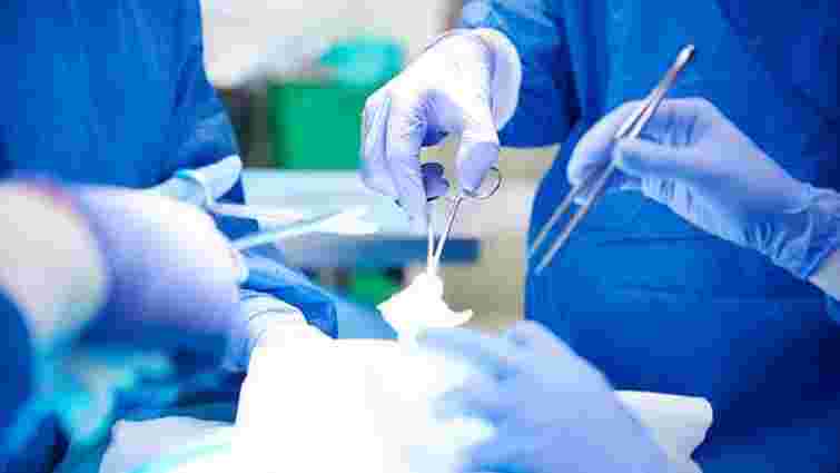 12-річній дівчинці львівські хірурги видалили гігантську пухлину, розміром як м'яч