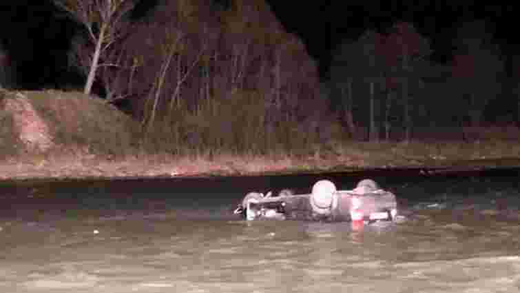 23-річний водій розбився на смерть, з’їхавши у річку на Прикарпатті 