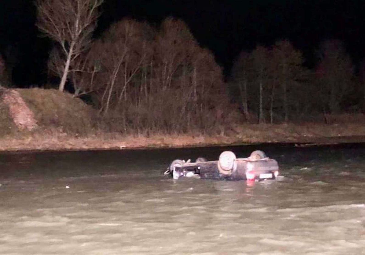 23-річний водій розбився на смерть, з’їхавши у річку на Прикарпатті 
