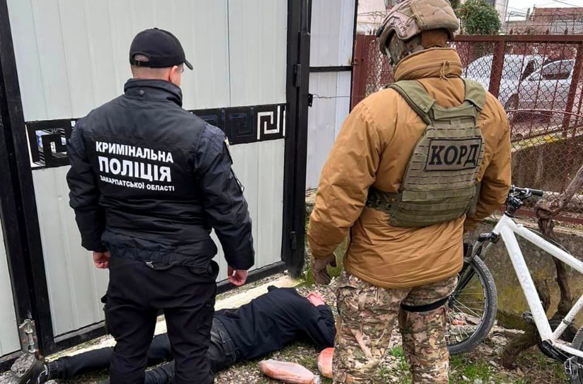 Молоду пару із Закарпаття затримали за торгівлю метамфетаміном вдома