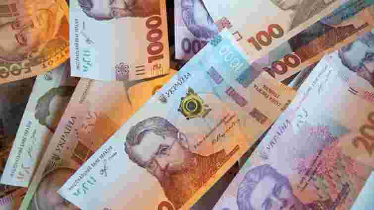 50-річну працівницю банку на Львівщині спіймали на привласненні грошей