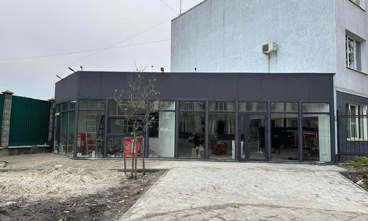 Біля залізничного вокзалу у Львові демонтують незаконний МАФ