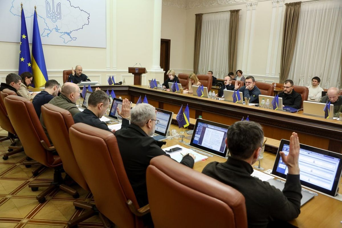 Уряд визначив поважні причини для виїзду чиновників за кордон