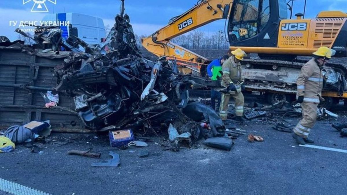На Полтавщині мікроавтобус зіткнувся з вантажівкою, є загиблі