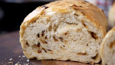 Цибулевий хліб в духовці та хлібопічці. Рецепт дня