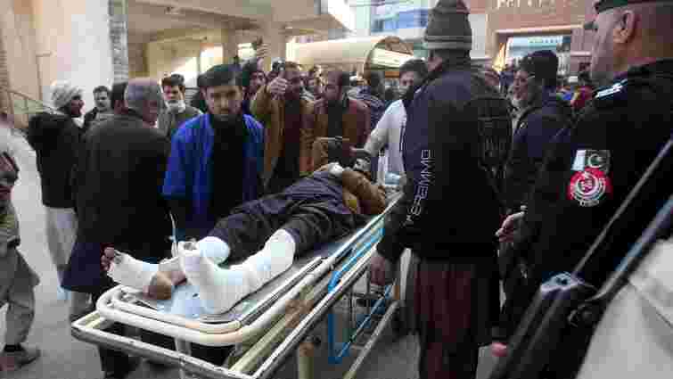 Терорист-смертник підірвав себе у пакистанській мечеті, 100 загиблих