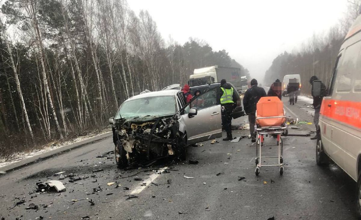 Шестеро людей постраждали внаслідок зіткнення чотирьох автомобілів на Рівненщині