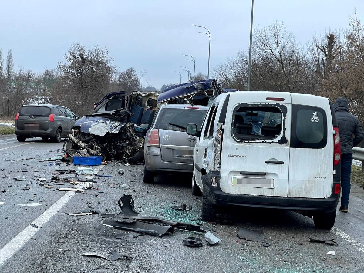 Смертельна ДТП із п'ятьма авто сталася на трасі біля Рівного