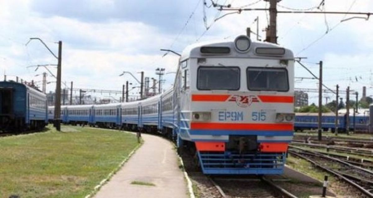 Троє нападників жорстокого побили пасажира львівської електрички