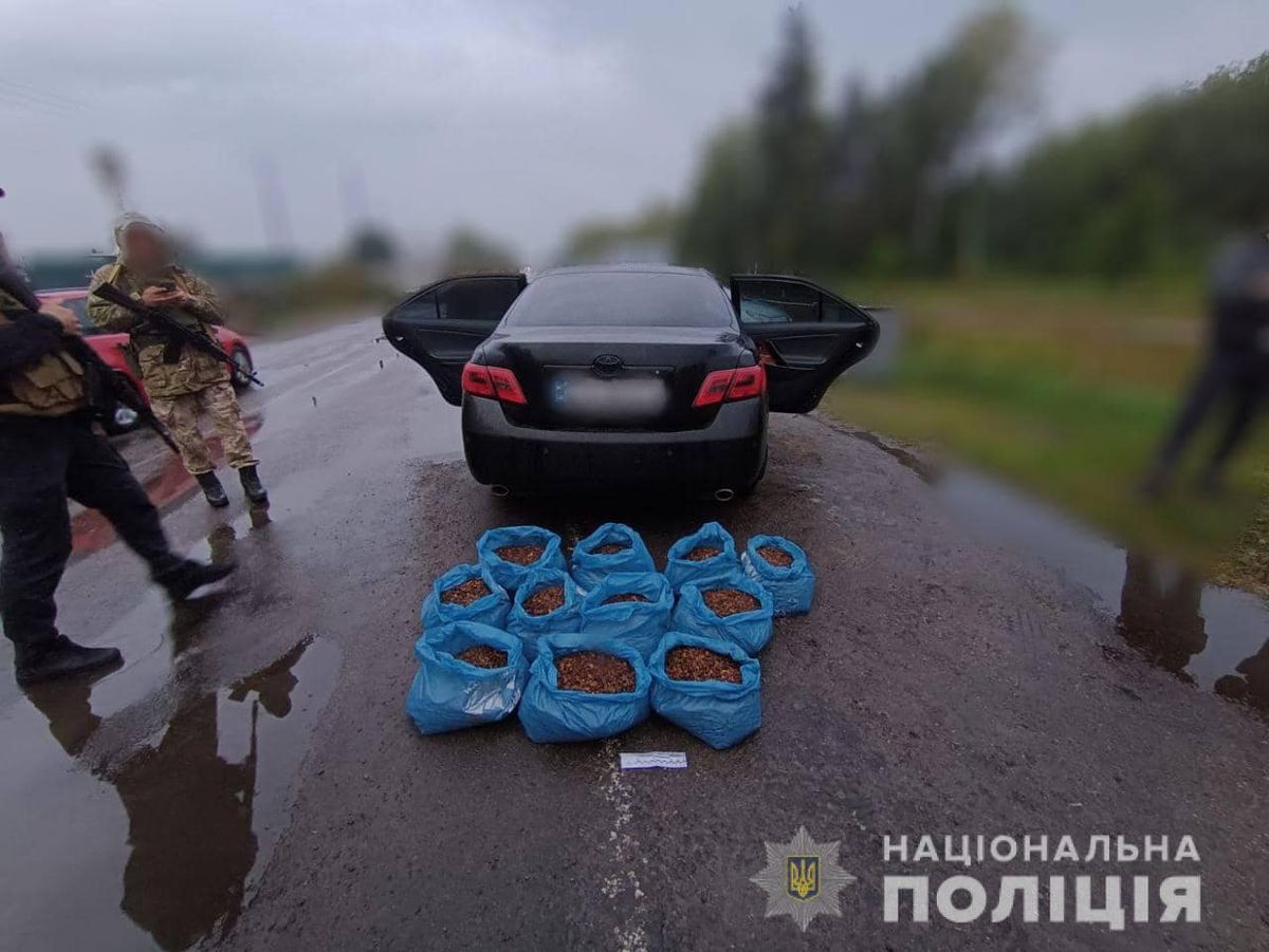 У затриманих на блокпості перевізників бурштину конфіскували авто