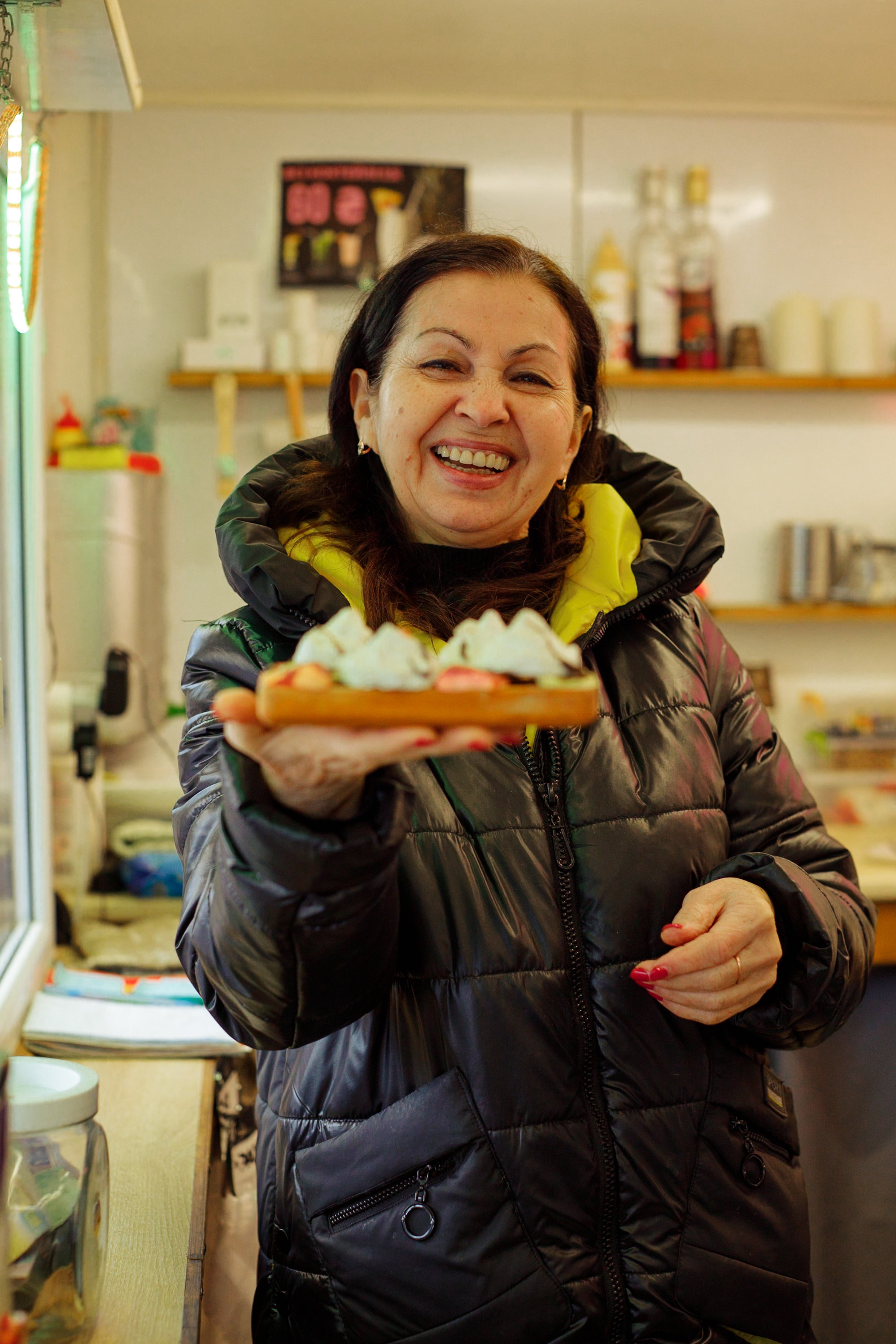 Ельміра радіє, що їхні вафлі полюбили місцеві діти. Фото Богдани Івасіви