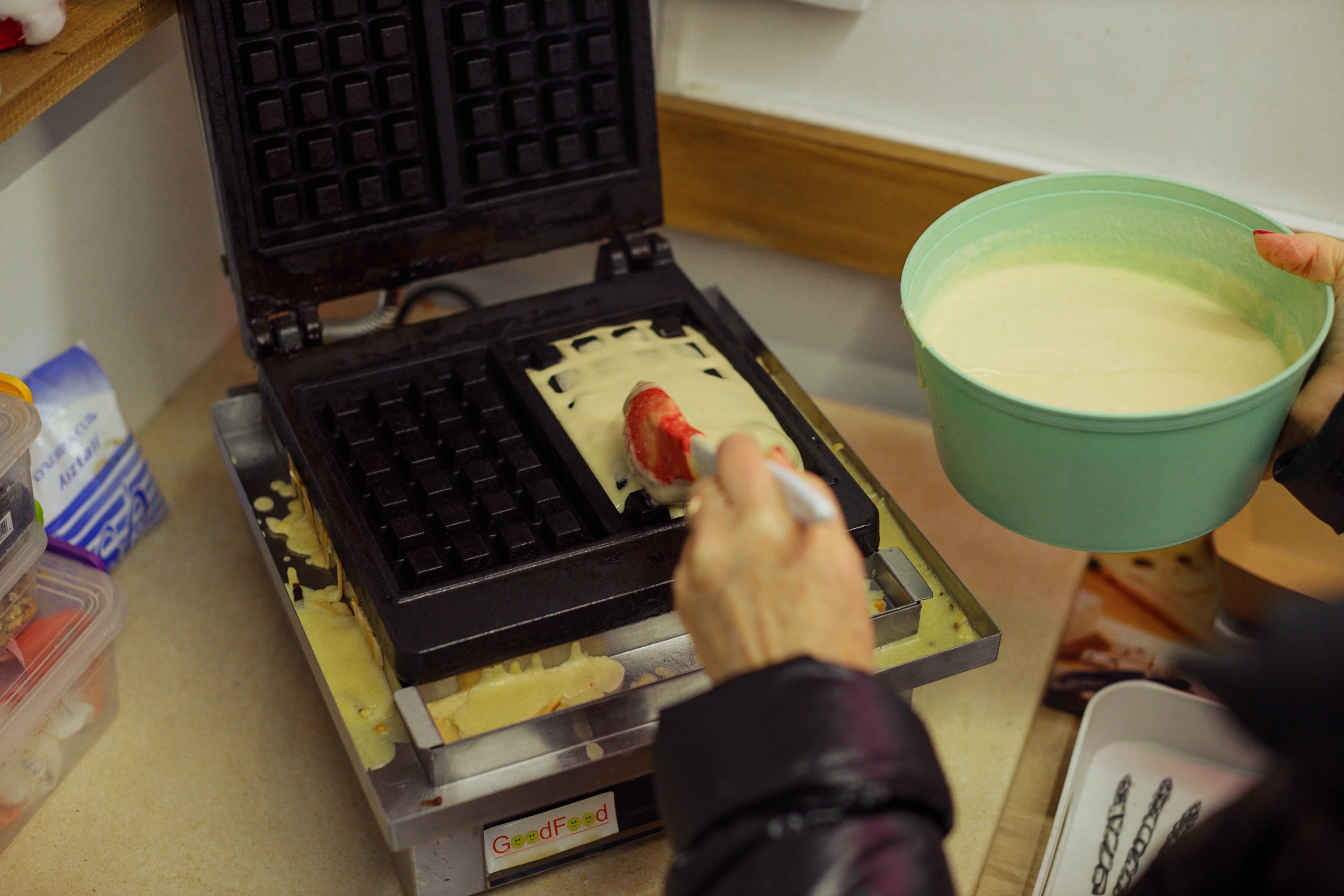 Подружжя зізнається, що знайти роботу людям пенсійного віку в Україні дуже складно, тому їхній невеликий бізнес – єдиний спосіб заробити собі на життя. Фото Богдани Івасіви