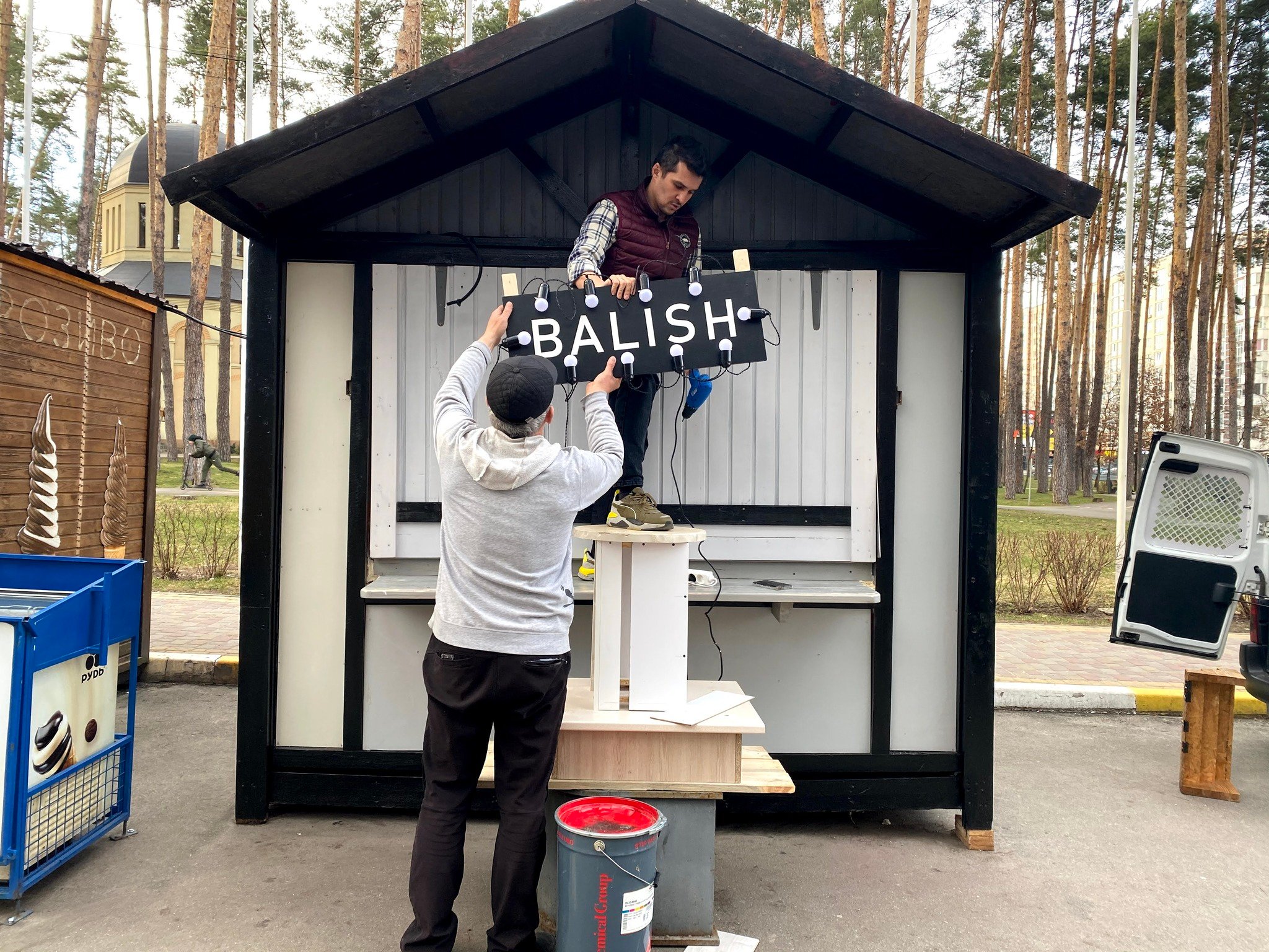 Альфад разом із сином Акімом працюють над відкриттям кафе «Баліш» в Ірпені. Фото Акіма Галімова